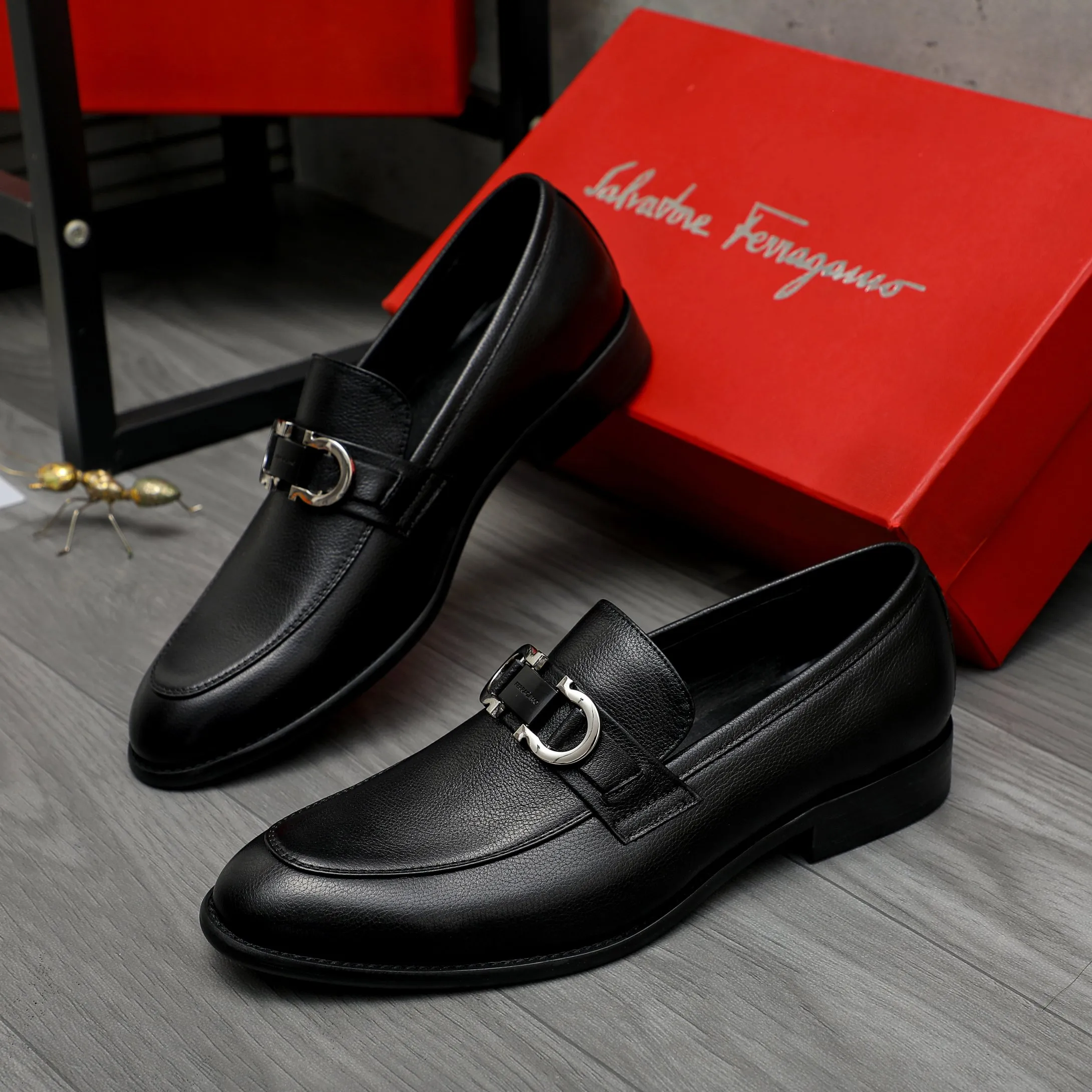 Men's shoes 💰420 Product trademark: Ferragamo " Ferragamo ] Business slip-on leather shoes Regular size: 39-45 (38.46 custom-made, non-refundable) Product materials: Selected high-quality pebbled cowhide upper, sheepskin lining, original rubber outsole